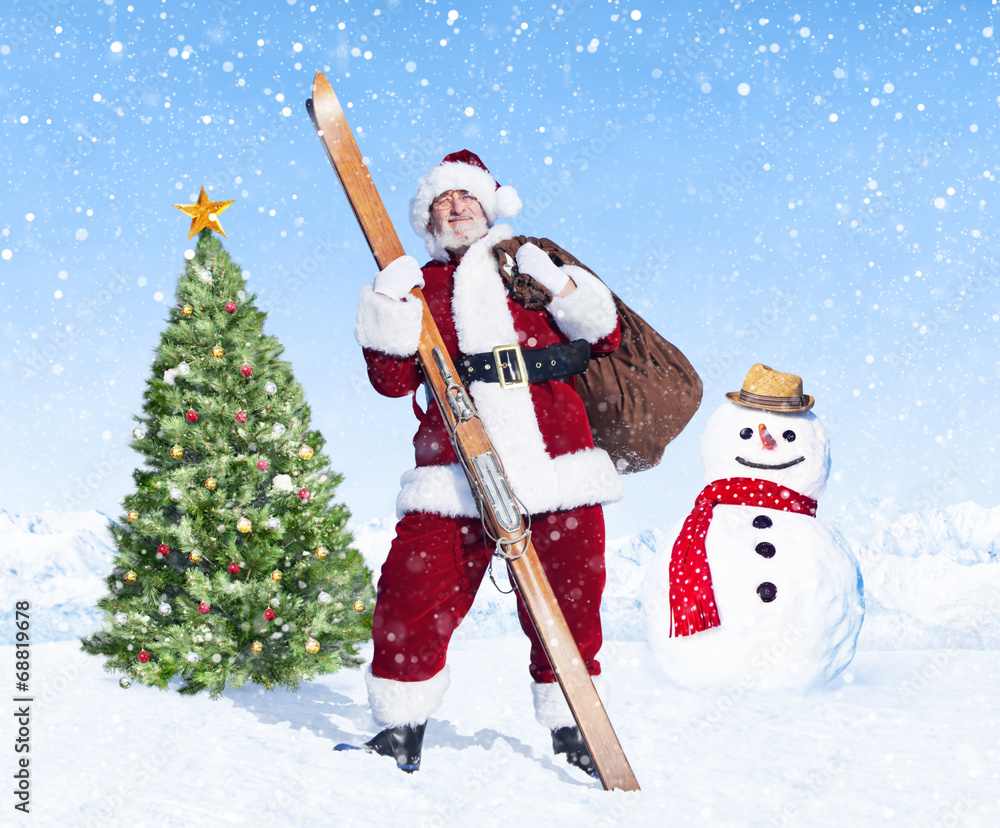 圣诞老人站在圣诞树旁边