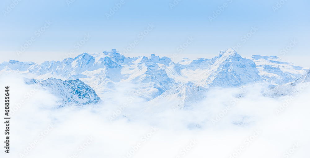 少女峰地区的蓝天雪山景观