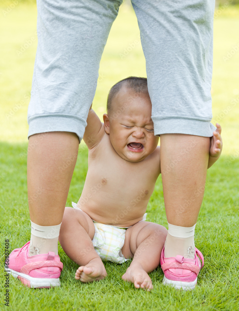 公园草坪上哭泣的婴儿