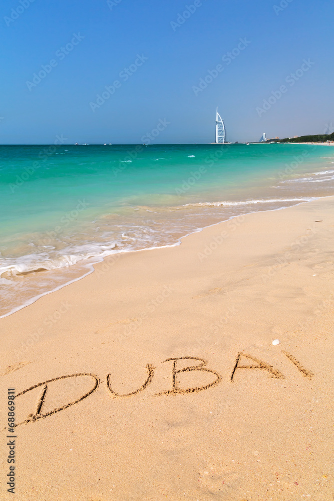 碧绿海水海滩上的迪拜标志