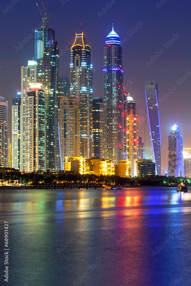 阿拉伯联合酋长国迪拜夜晚的城市景观