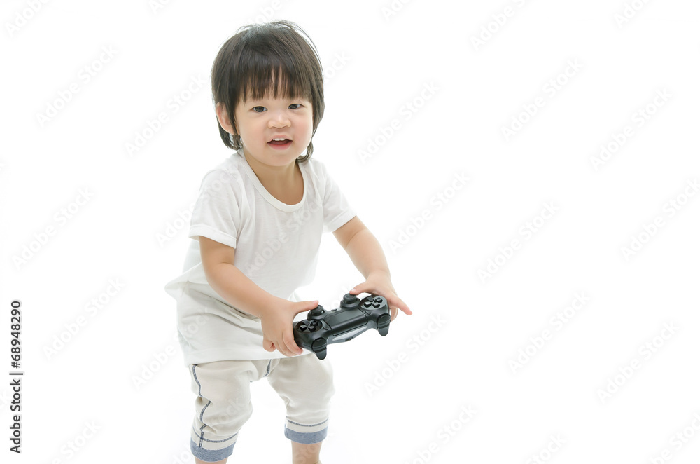 使用电子游戏控制器的亚洲小婴儿。