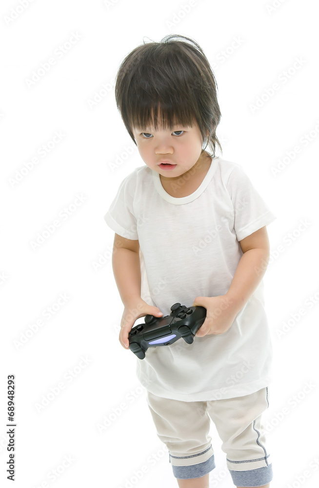 使用电子游戏控制器的亚洲小婴儿。