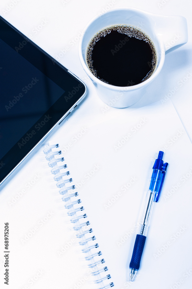 空白笔记上的蓝笔配咖啡和药片