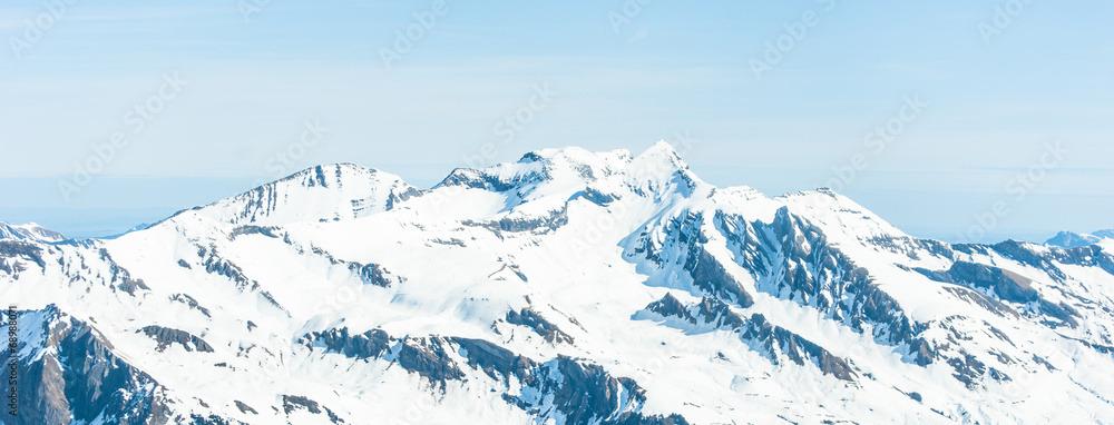 蓝天映衬下美丽的雪山