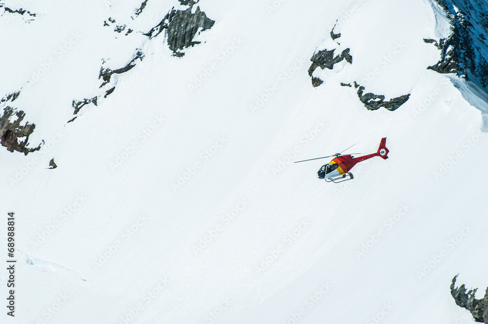 少女峰地区雪山上空的红色直升机