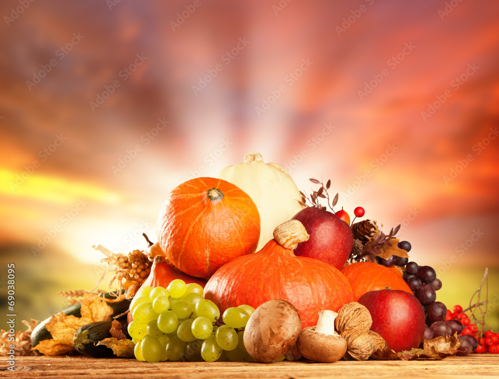 秋季收获的木质水果和蔬菜