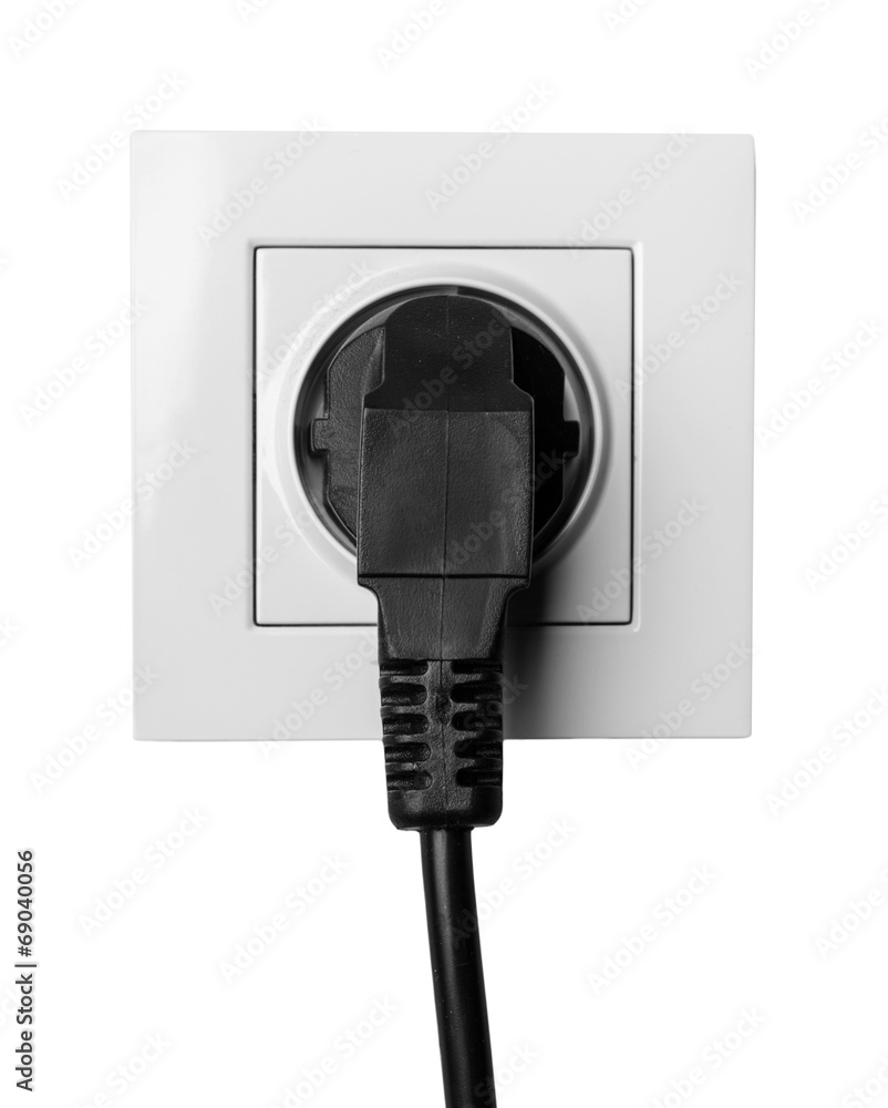 黑色电缆插入隔离的白色电源插座