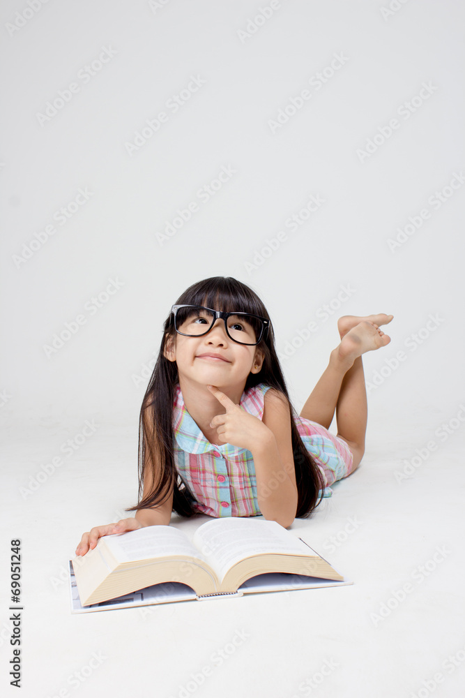 亚洲小孩思考和读书的画像