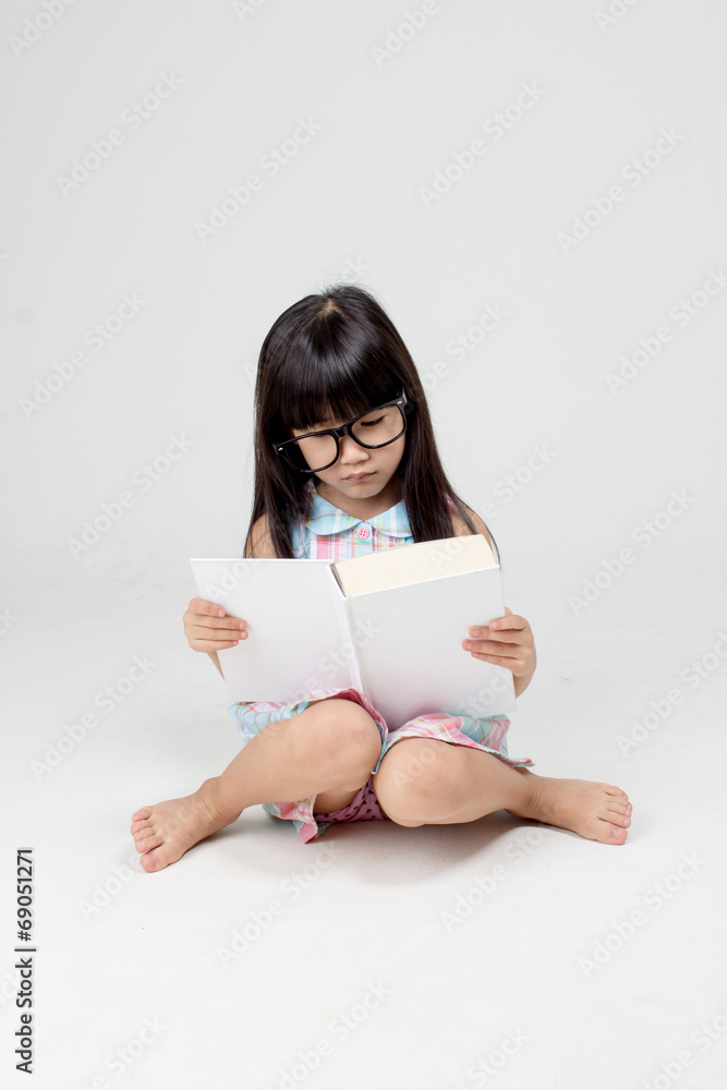 亚洲小孩读书的画像