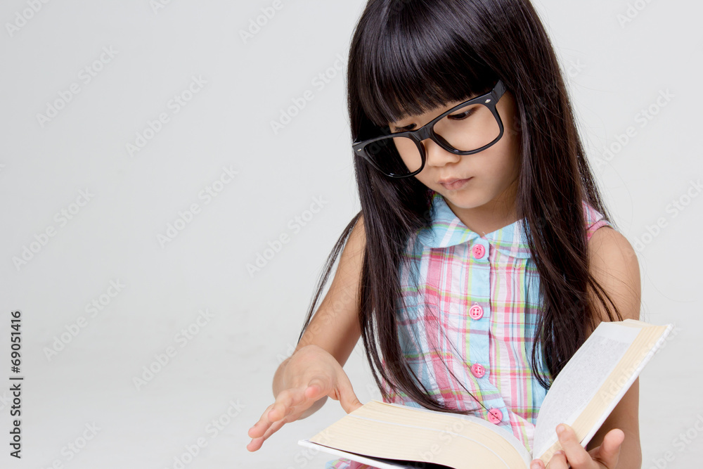 亚洲小孩读书的肖像