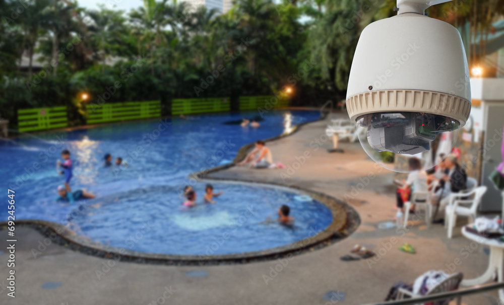 闭路电视摄像机或监控在游泳池上操作