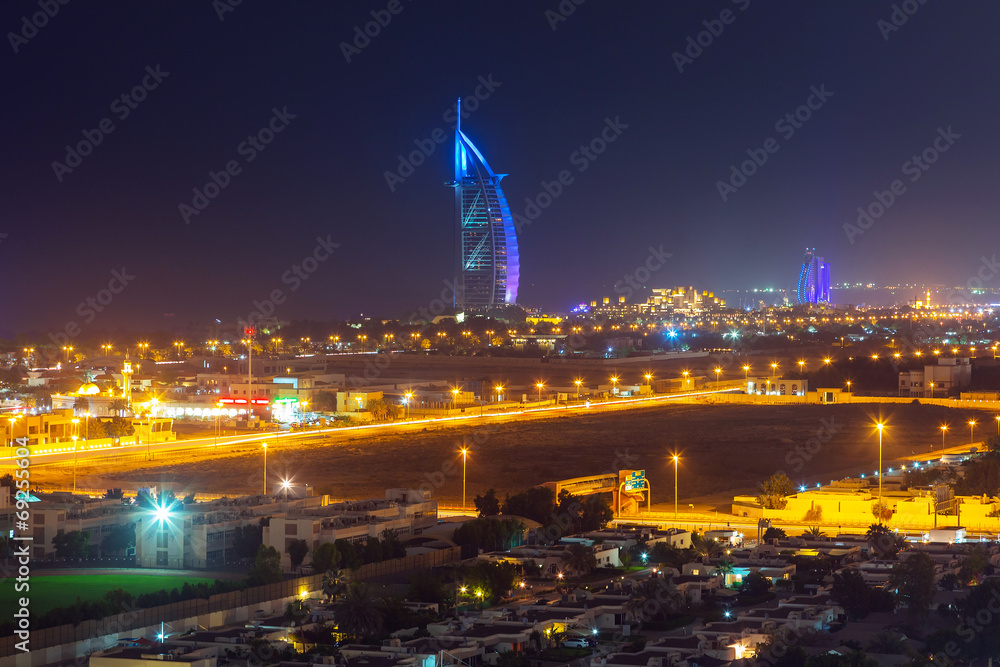 阿联酋迪拜夜晚的城市景观