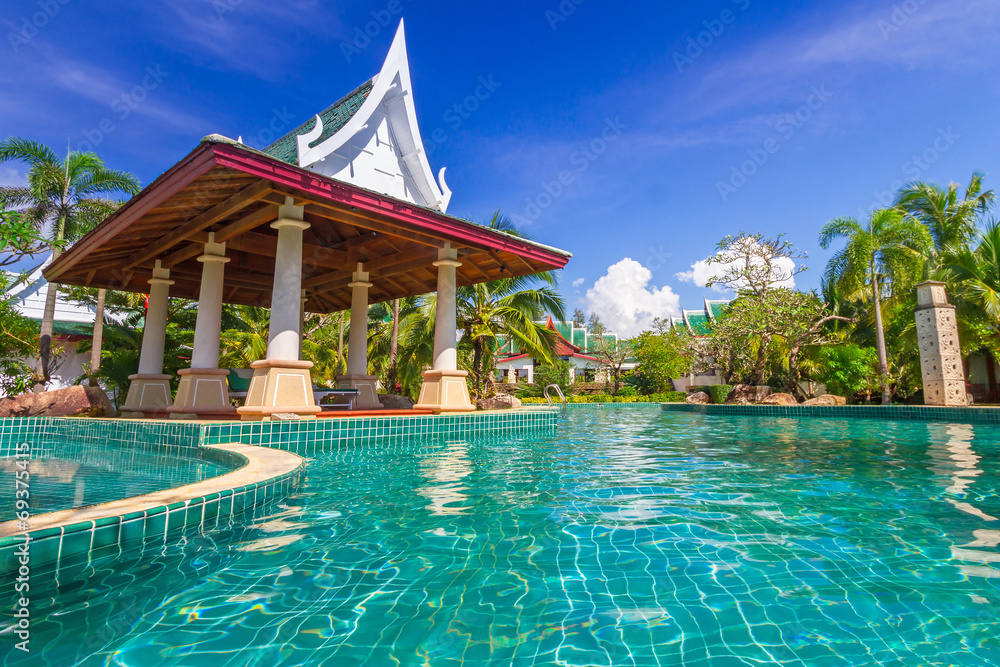 泰国游泳池的热带假期
