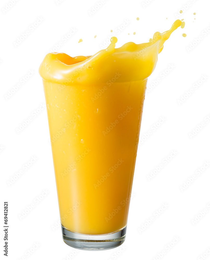 橙汁。在玻璃杯中飞溅，在白色背景上隔离