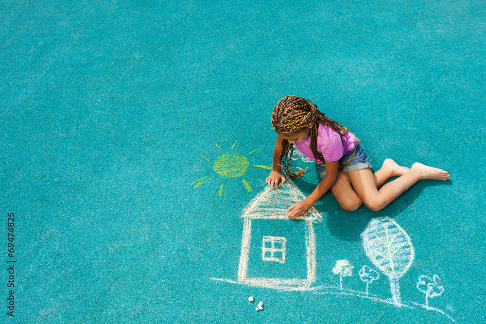 小黑人女孩用粉笔画房子的图像