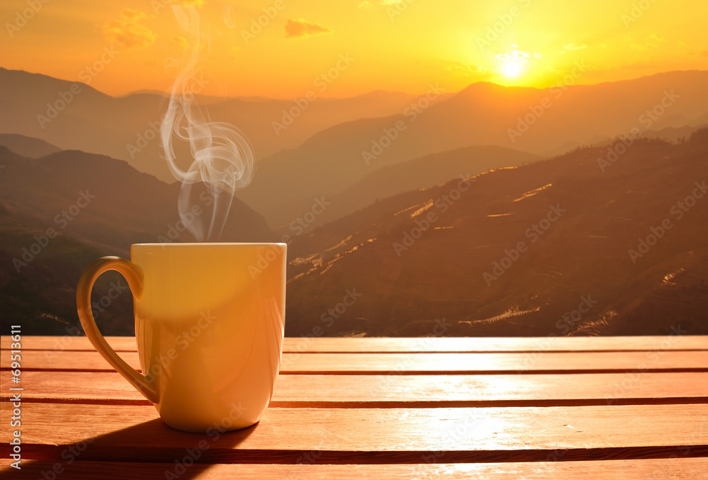 日出时，一杯以山为背景的早晨咖啡
