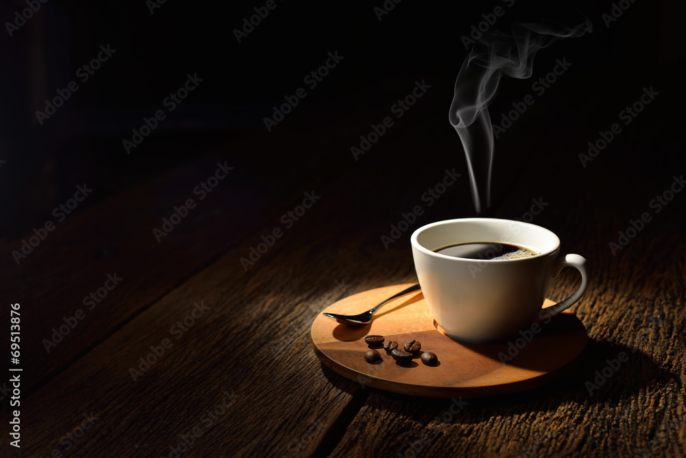 一杯木底烟熏咖啡豆