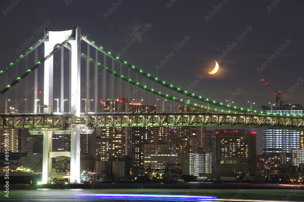 东京彩虹桥与夜晚的月亮