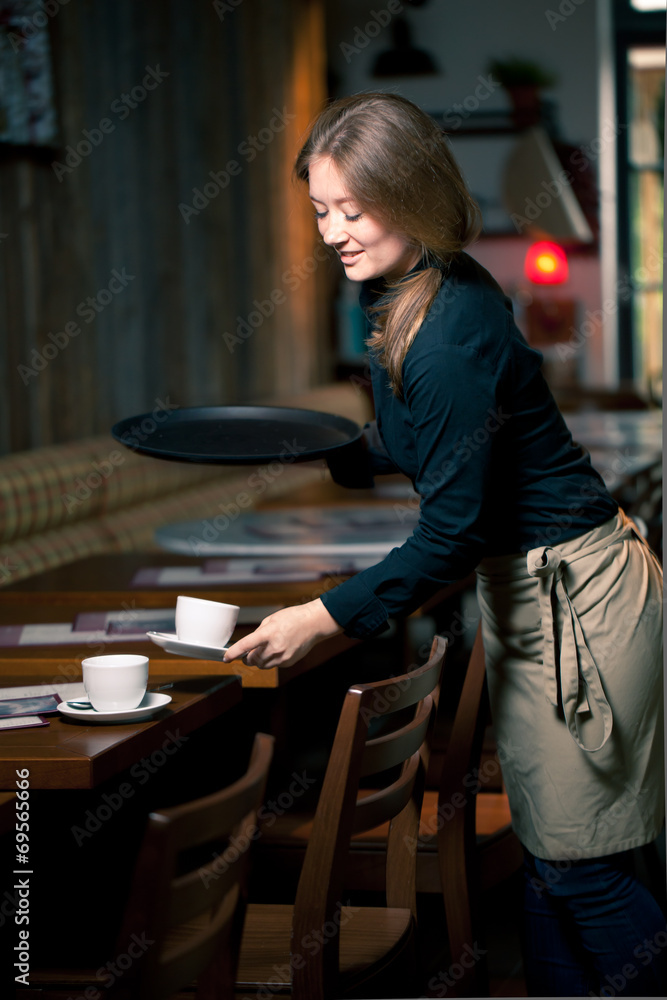 Junge kellnerin arbeitet im Cafe 