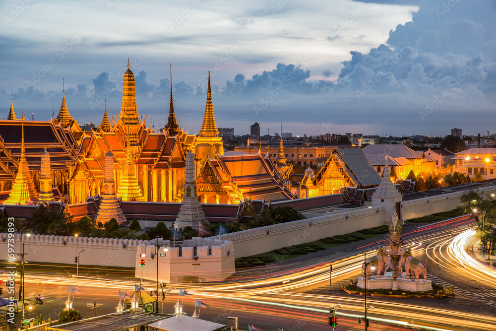 泰国曼谷，黄昏时分的大宫殿，车流中的灯光