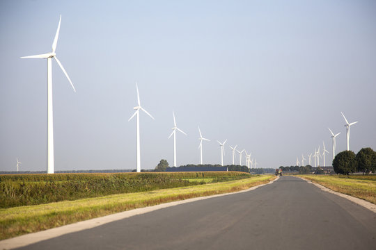 荷兰弗莱弗兰省的道路和风力涡轮机