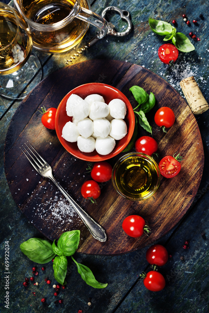 樱桃番茄、罗勒叶、马苏里拉奶酪和橄榄油f