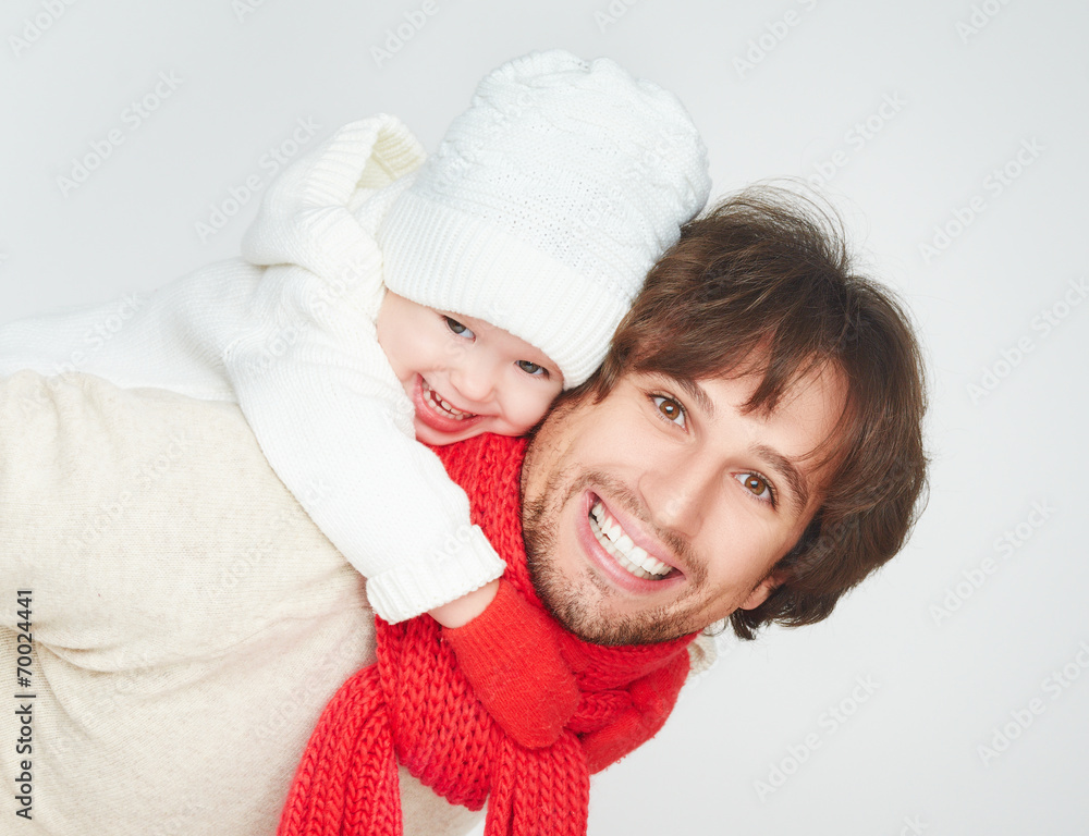 冬天的幸福家庭。爸爸和宝贝女儿玩耍
