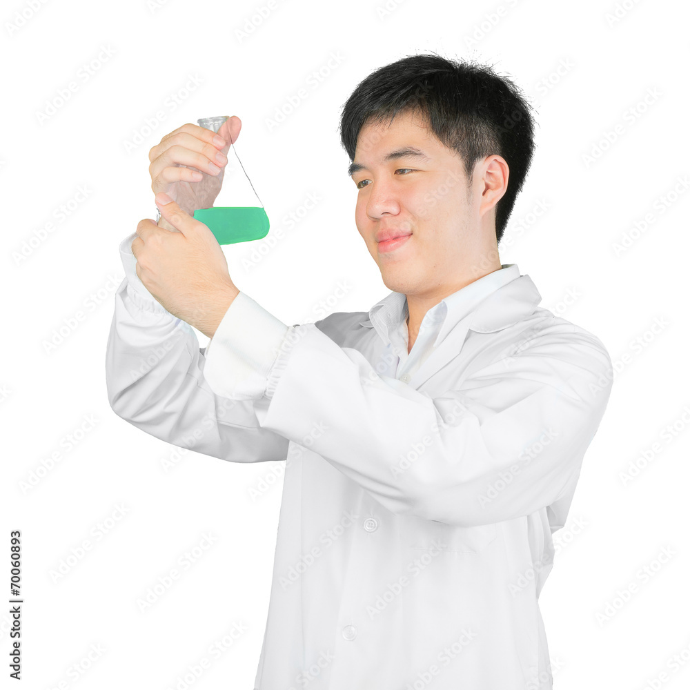 亚洲科学家拿着一瓶液体，在白色cli上分离