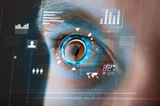 未来女性与网络技术眼睛面板的概念
