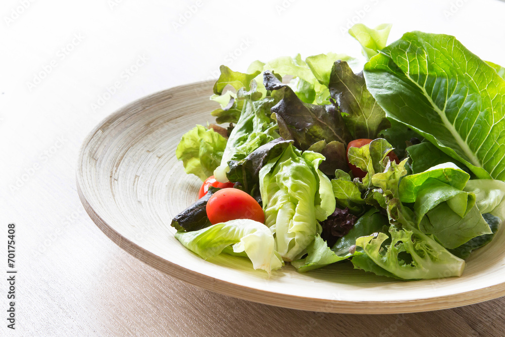 木碗蔬菜沙拉，健康食品