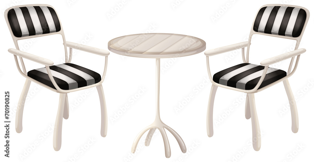 一张桌子和两把椅子
