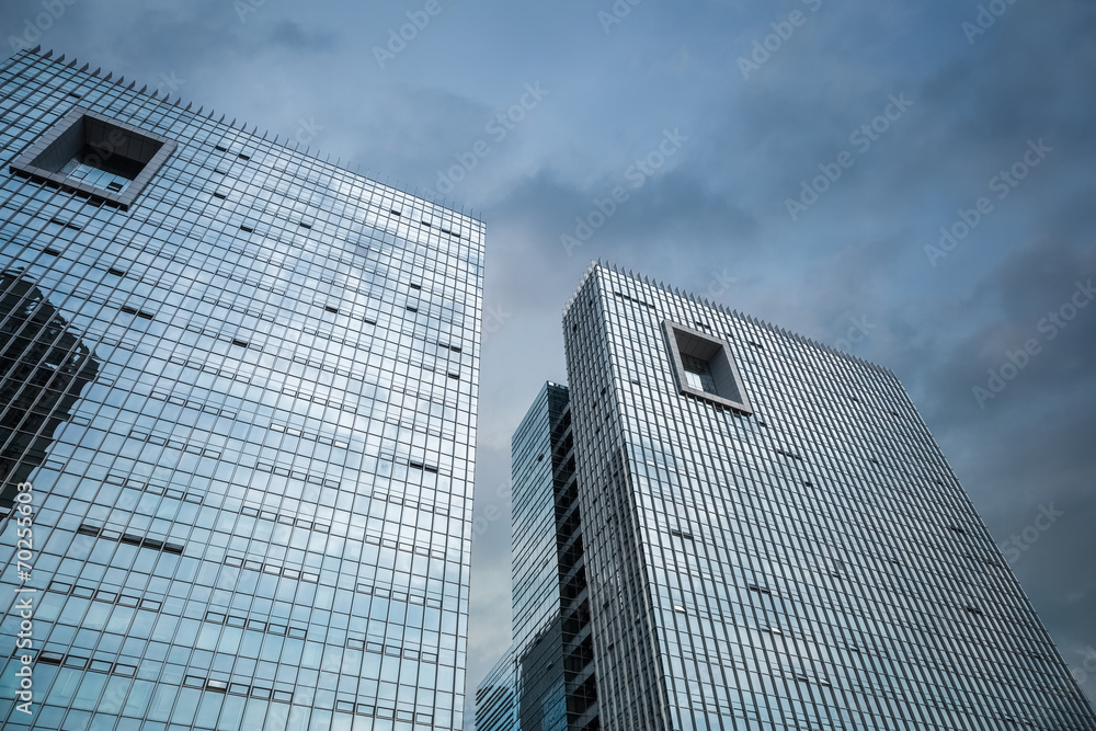 多云的现代玻璃建筑