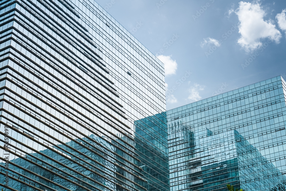 蓝天下的现代玻璃摩天大楼