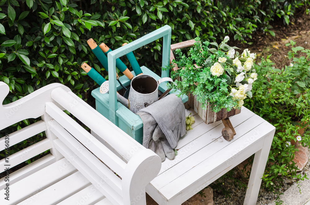白色木桌和长凳上的园艺工具