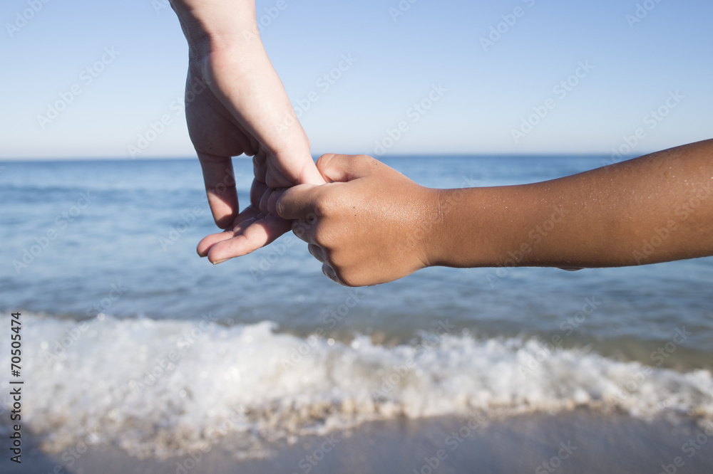 海滩上牵着孩子们的手
