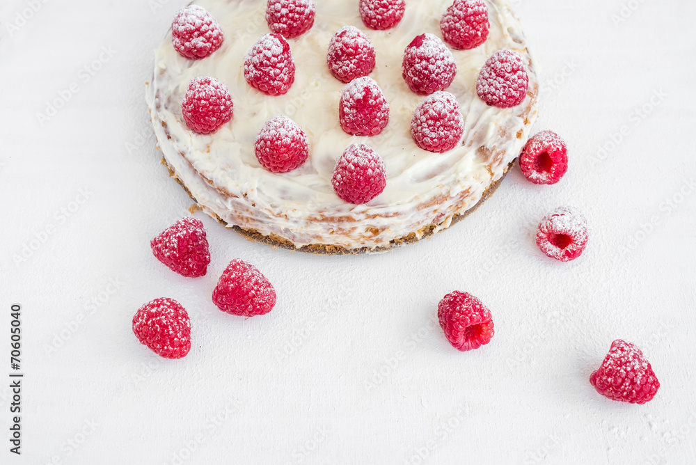 白色桌子上的树莓蛋糕