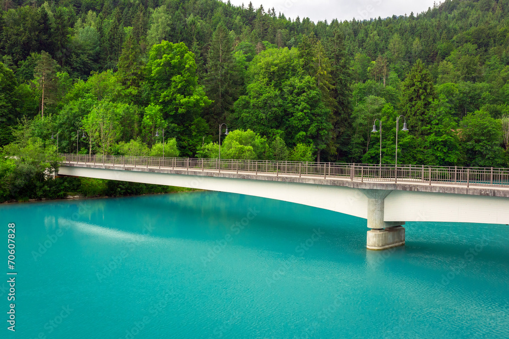 德国巴伐利亚阿尔卑斯山脉莱赫河的绿松石水