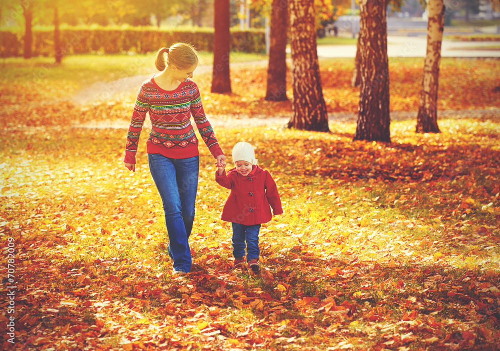 幸福的家庭母亲和孩子小女儿在秋天散步