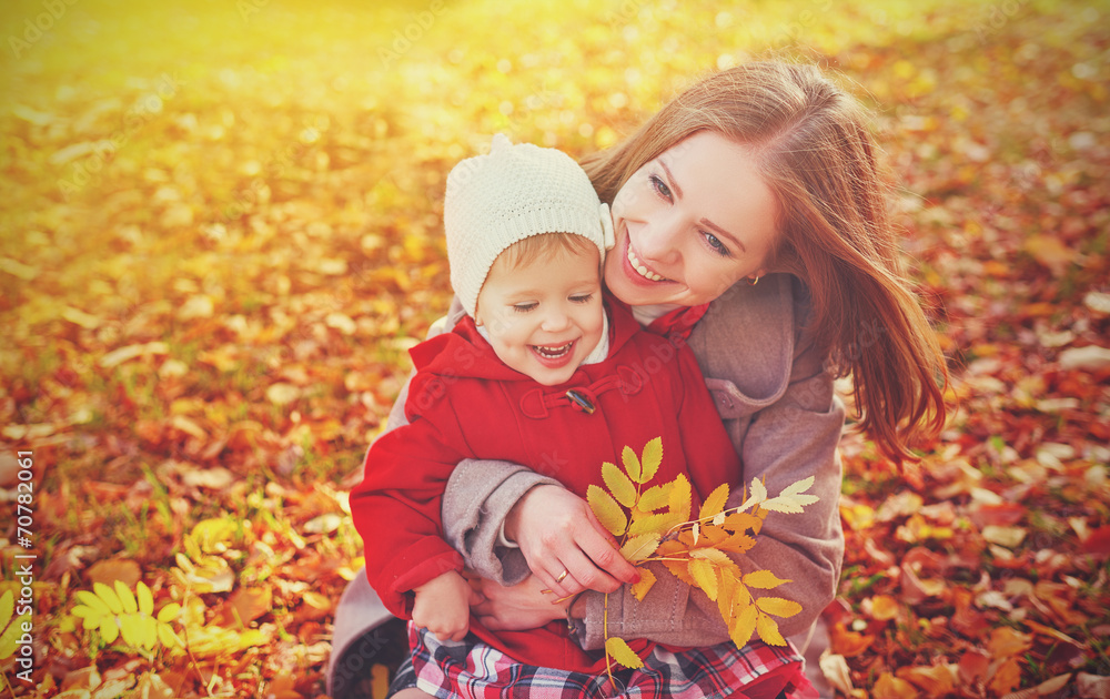 幸福的家庭：母亲和孩子的小女儿在秋天