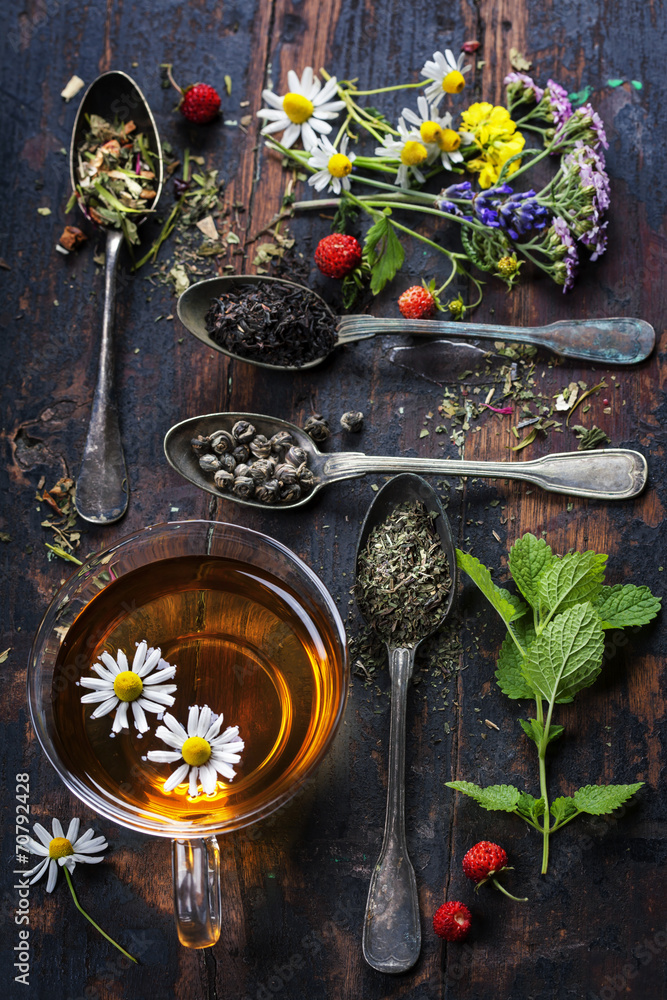 红茶、绿茶和草药茶