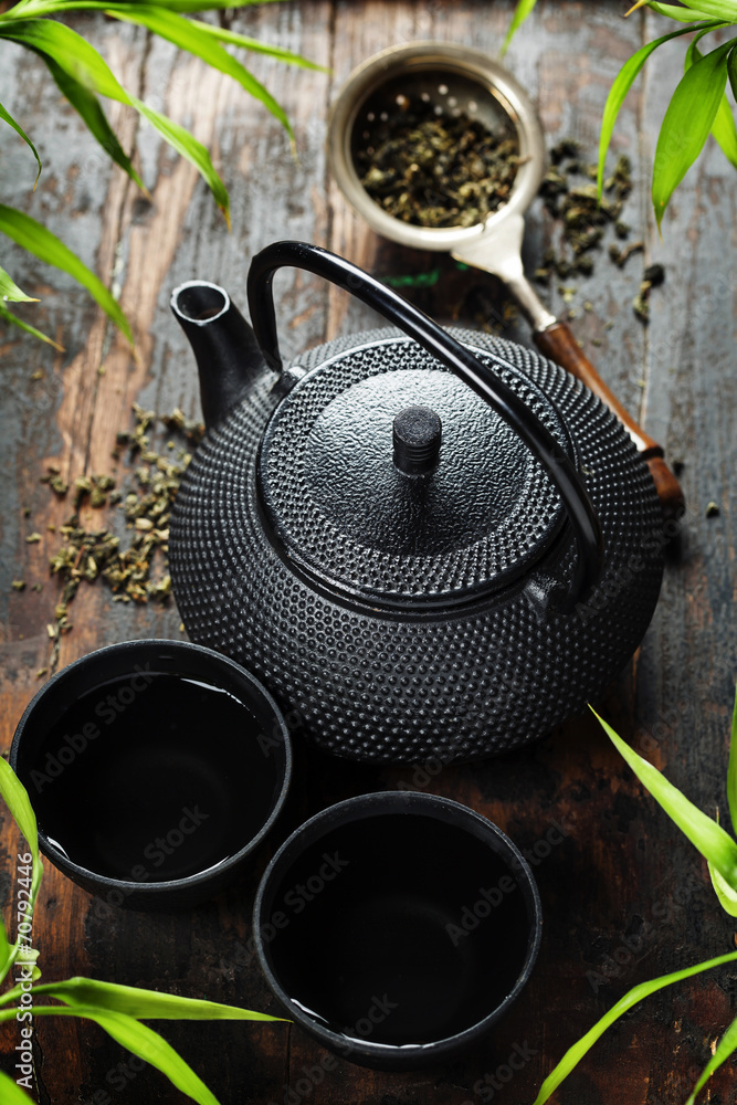 传统东方茶壶和茶杯的形象