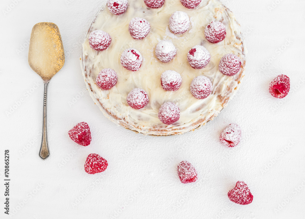 白色桌子上的树莓蛋糕