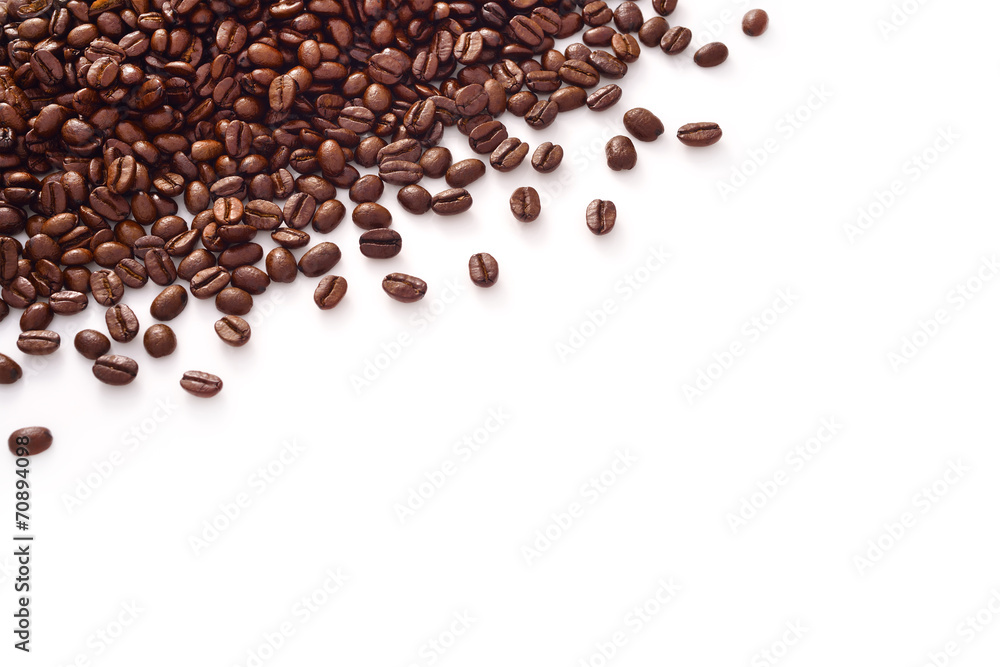 白色背景下隔离的咖啡豆俯视图