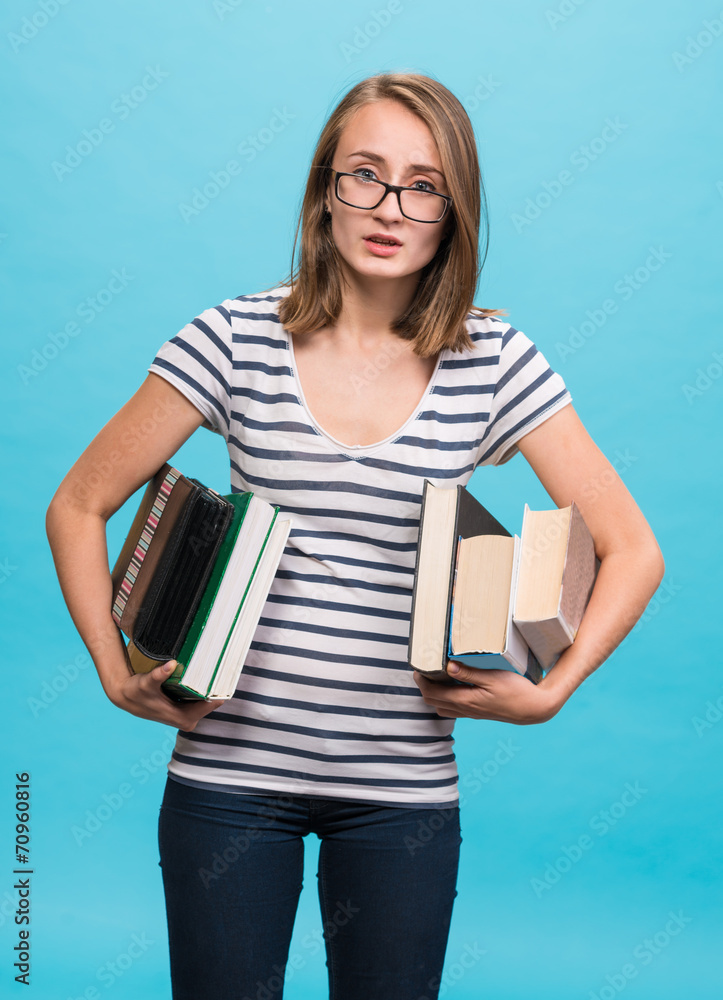戴眼镜看书的迷人学生女孩