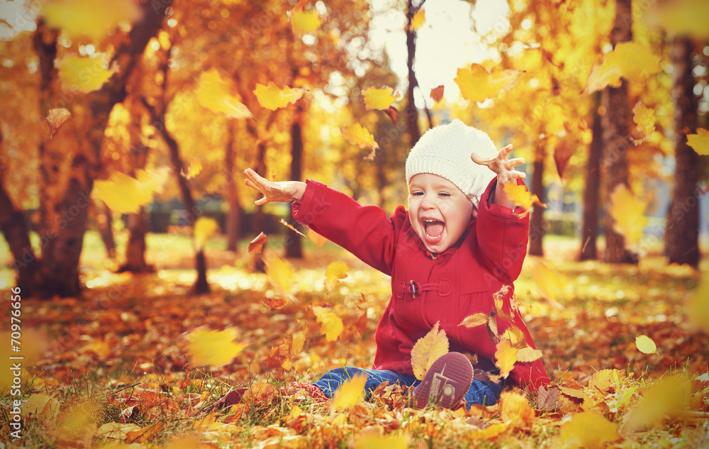 快乐的小孩，秋天的女婴嬉笑玩耍