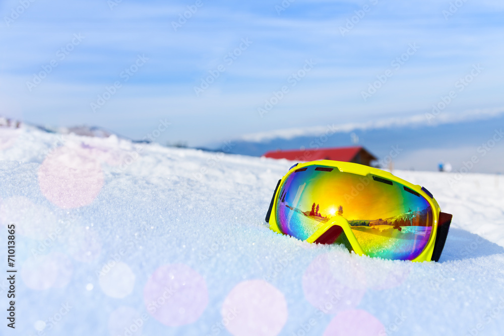 带山脉反射的滑雪面罩视图