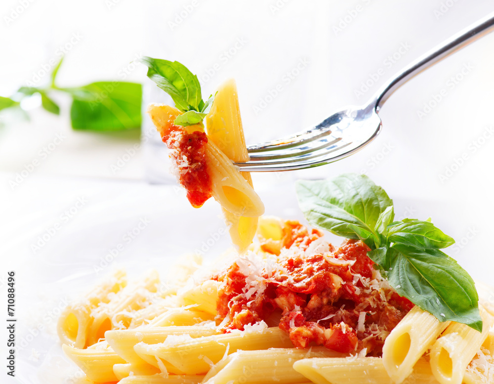 意大利通心粉配肉酱、帕尔马干酪和罗勒