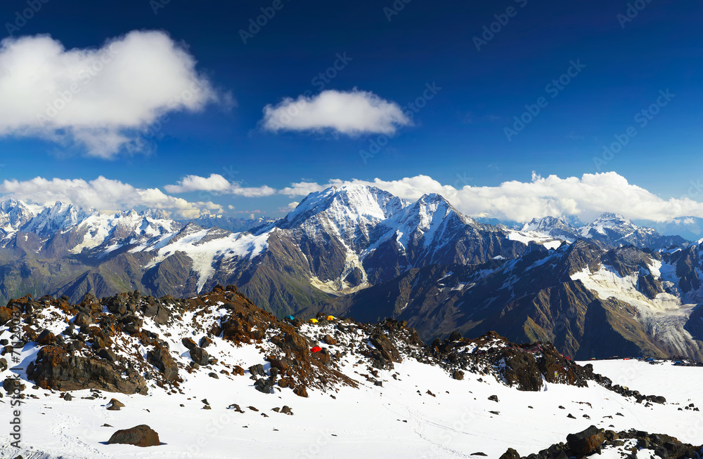 山脉和蓝天。美丽的冬季景观