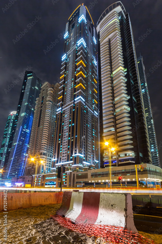 阿联酋迪拜码头夜间摩天大楼